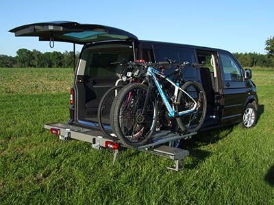 Fahrradträger an Campingbus VW T5, für  offene Türen schwenkbar mit Fahrrädern 
